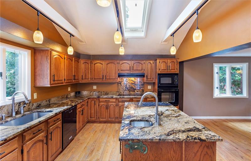 217 Oak Road Pittsburgh, PA 15239 - Photo 8 of 25