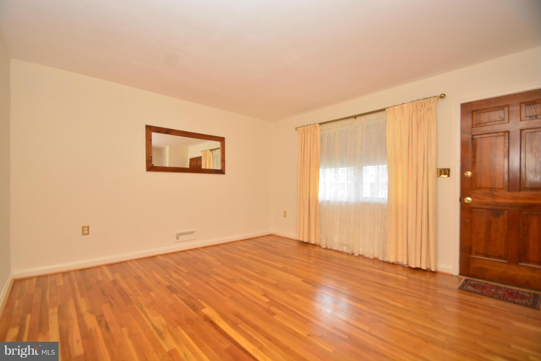2757 Kirkleigh Road Baltimore, MD 21222 - Photo 5 of 30 Living Room