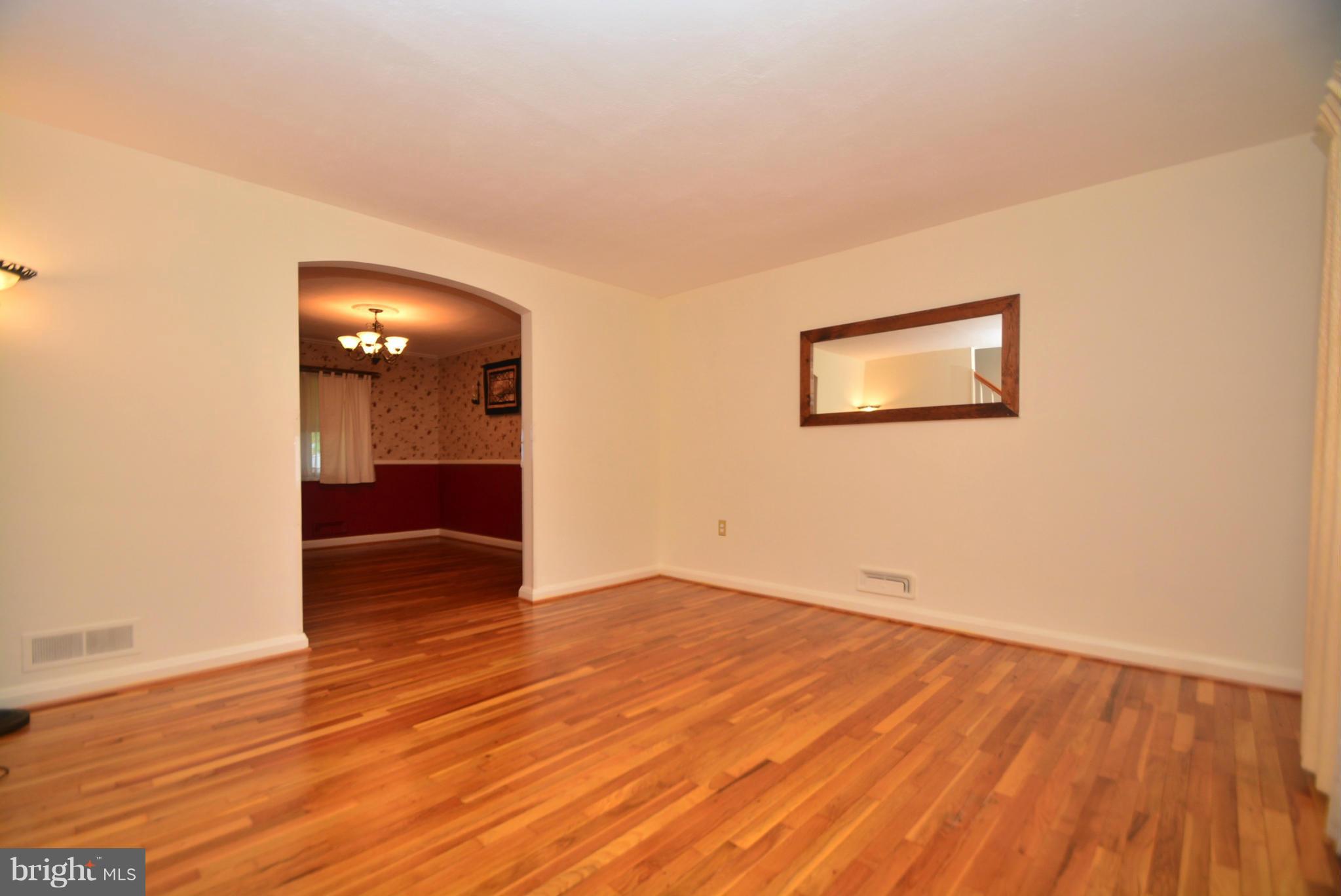 2757 Kirkleigh Road Baltimore, MD 21222 - Photo 6 of 30 Living Room
