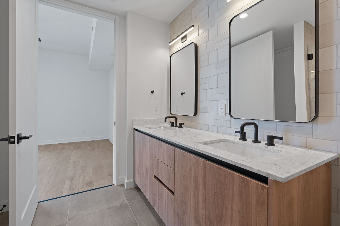 84 East Avenue, Unit 3404 Austin, TX 78701 - Photo 17 of 40 a bathroom with 2 sink and a mirror