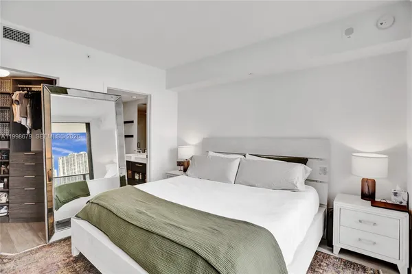 $5,900 | 45 Southwest 9th Street, Unit 2001, Miami, FL 33130