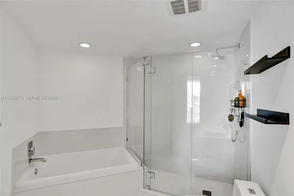$5,900 | 45 Southwest 9th Street, Unit 2001, Miami, FL 33130