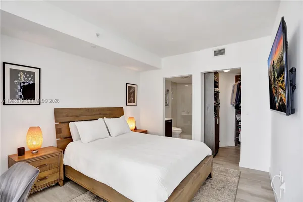 $5,900 | 45 Southwest 9th Street, Unit 2001, Miami, FL 33130