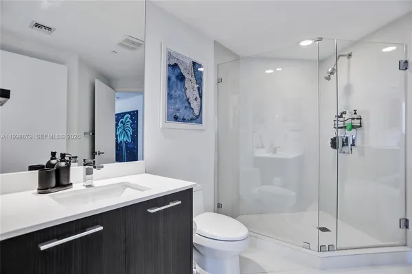 $5,900 | 45 Southwest 9th Street, Unit 2001, Miami, FL 33130