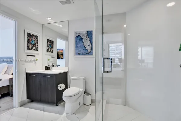 $5,900 | 45 Southwest 9th Street, Unit 2001, Miami, FL 33130