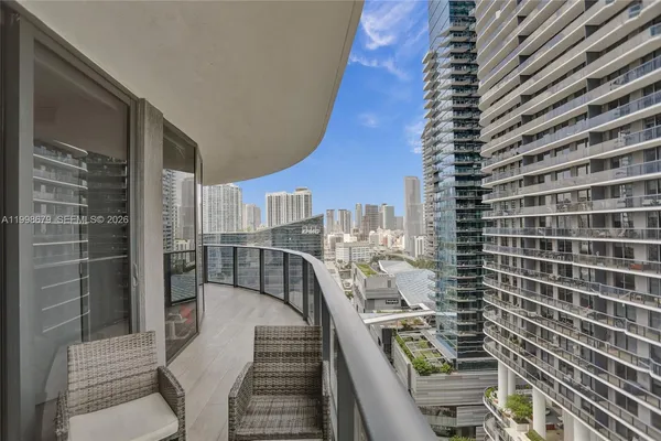 $5,900 | 45 Southwest 9th Street, Unit 2001, Miami, FL 33130