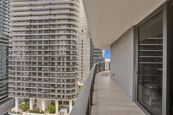 $5,900 | 45 Southwest 9th Street, Unit 2001, Miami, FL 33130