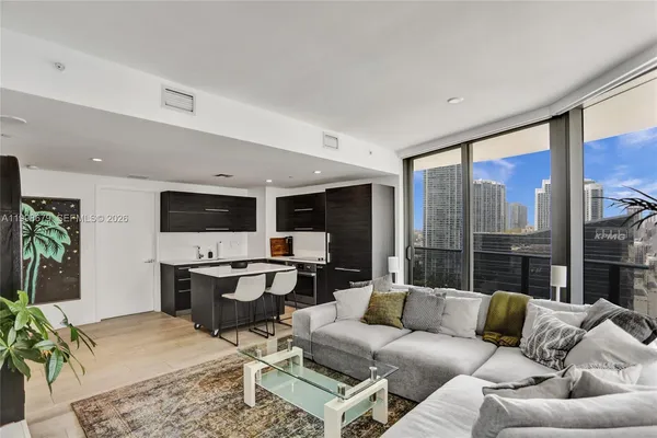 $5,900 | 45 Southwest 9th Street, Unit 2001, Miami, FL 33130