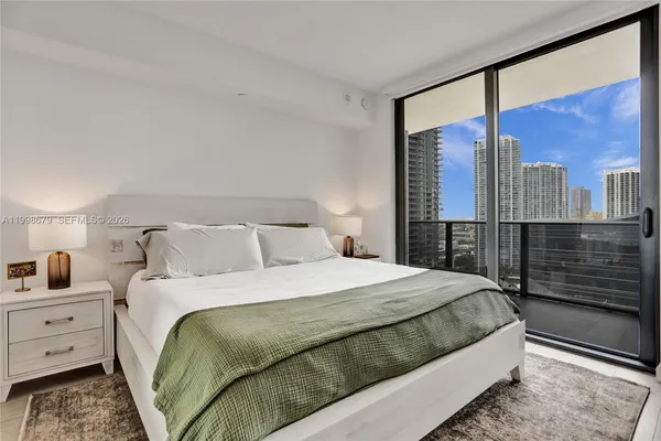 $5,900 | 45 Southwest 9th Street, Unit 2001, Miami, FL 33130