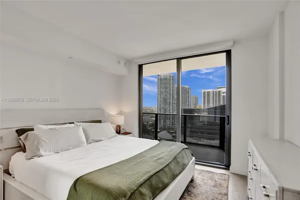 $5,900 | 45 Southwest 9th Street, Unit 2001, Miami, FL 33130