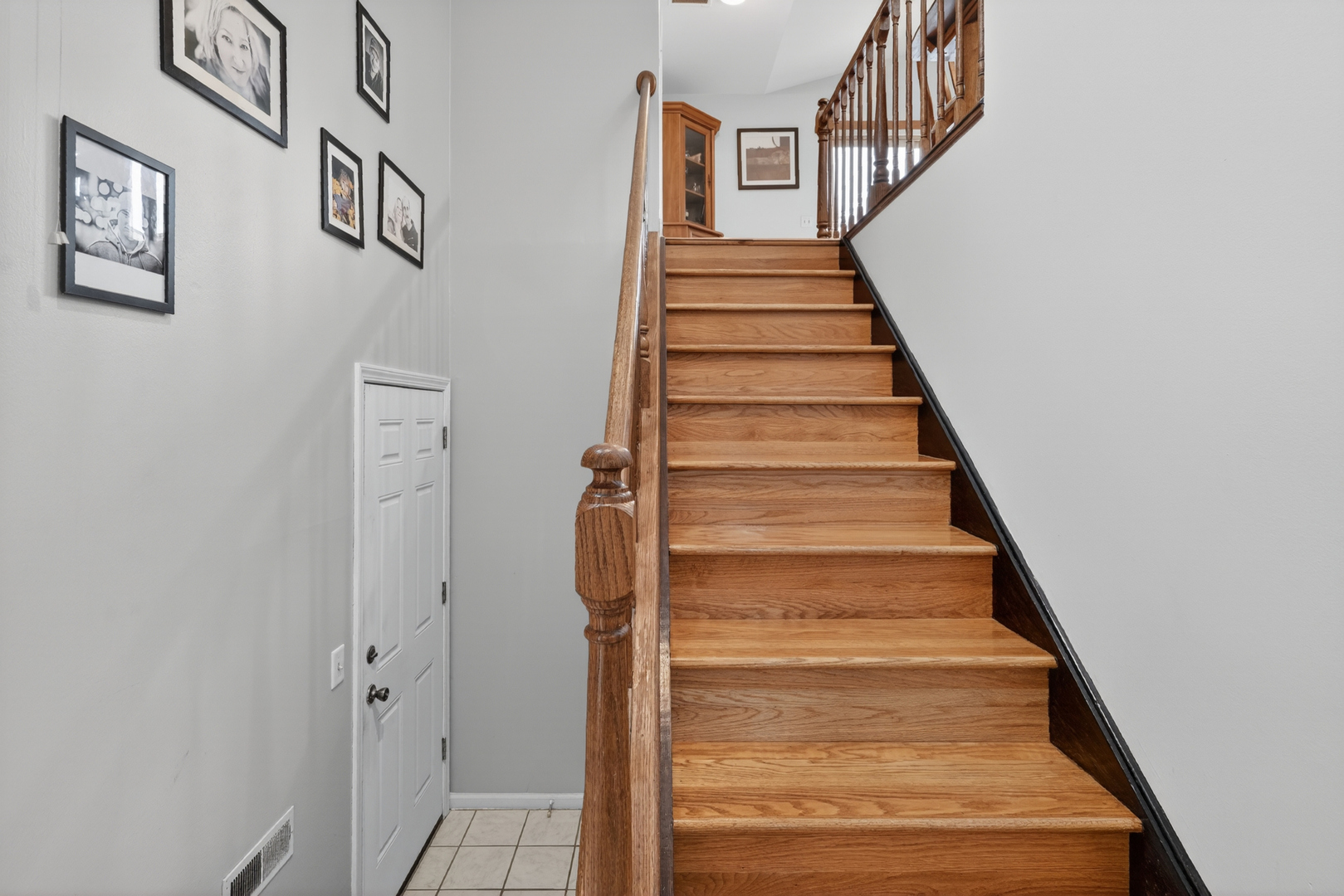943 Ridgefield Lane, Unit 4 Wheeling, IL 60090 - Photo 5 of 38 a view of entryway