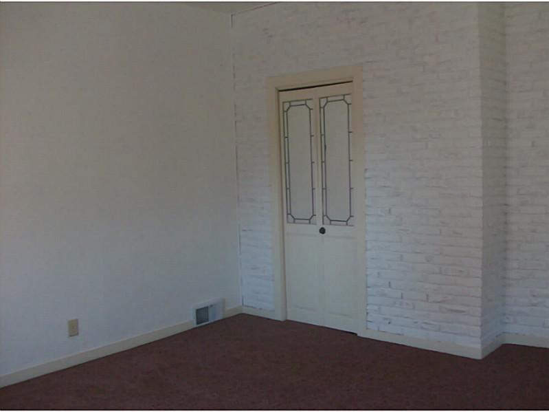 17 Ravine Street Pittsburgh, PA 15215 - Photo 5 of 22 Living Room.