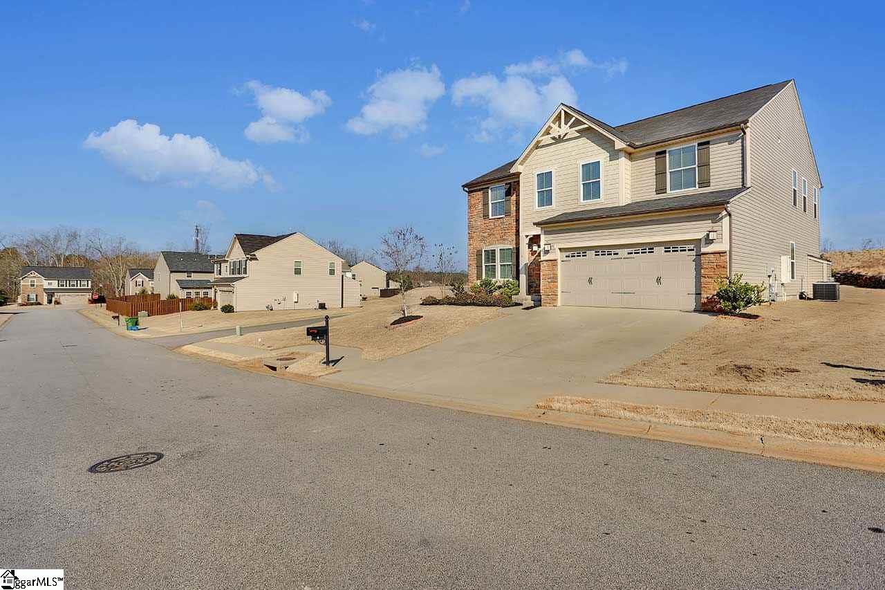 4 Neves Drive Greenville, SC 29607 - Photo 2 of 36 Gallery Image 2