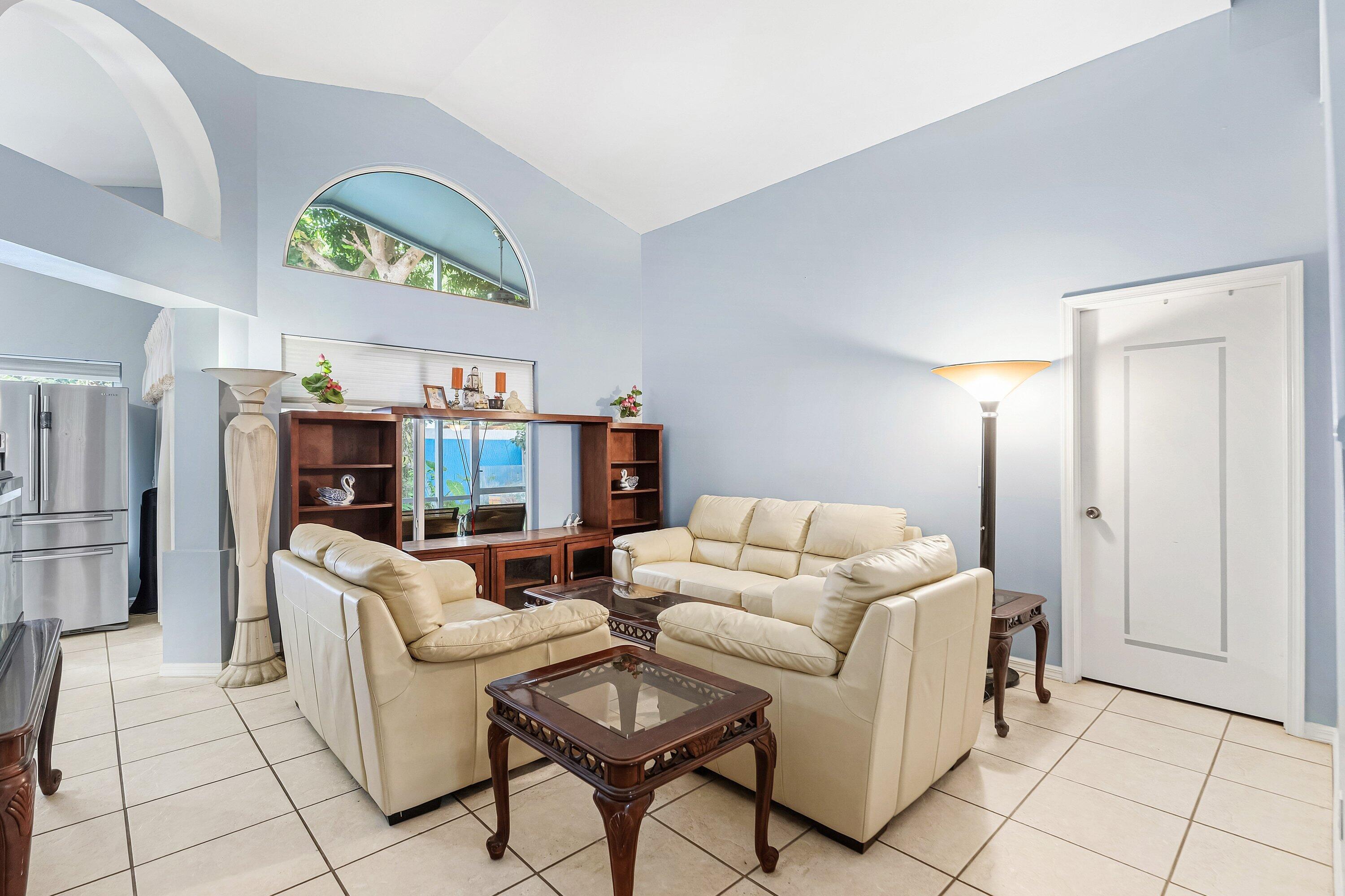 143 St Michaels Court Jupiter, FL 33458 - Photo 5 of 27 Living Room