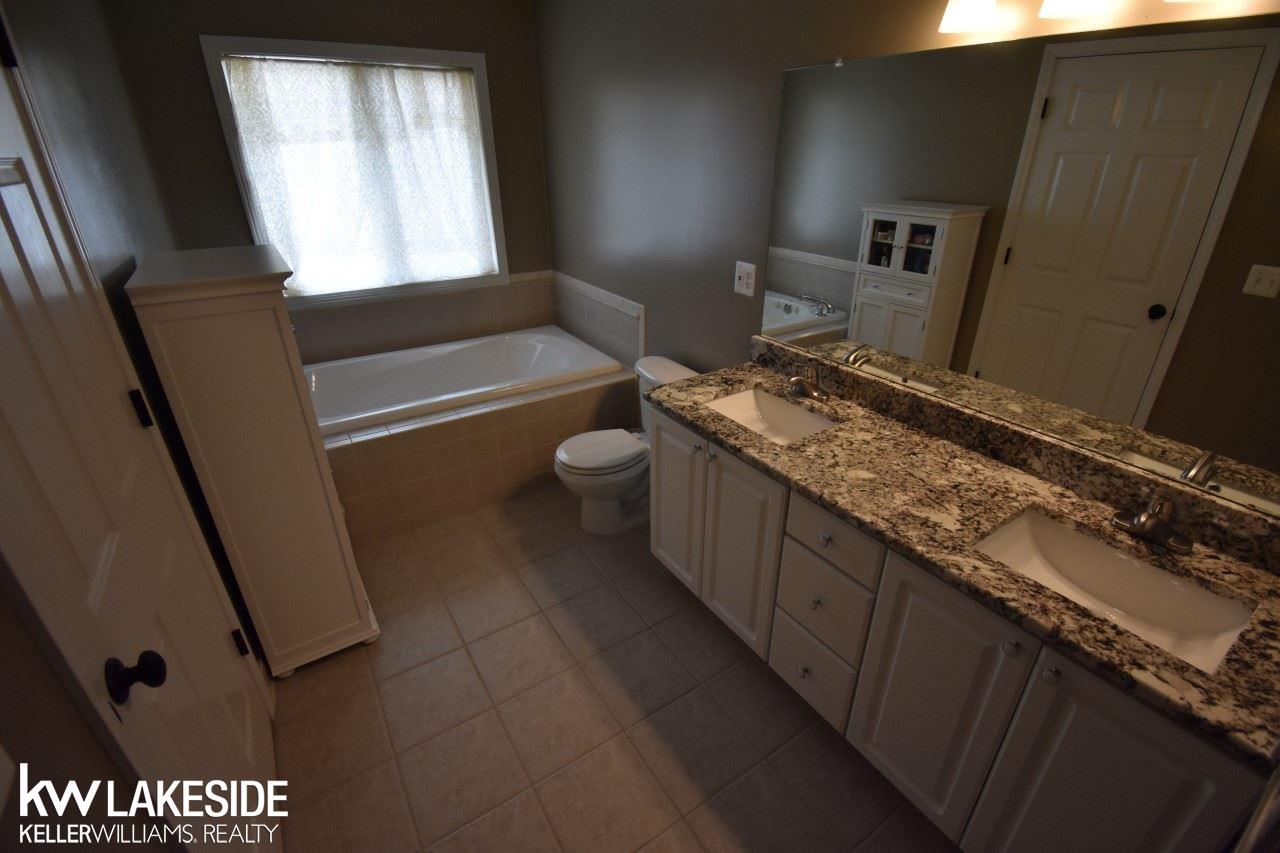 1076 Rochelle Park Drive Rochester, MI 48309 - Photo 17 of 25 31344306-16.JPG