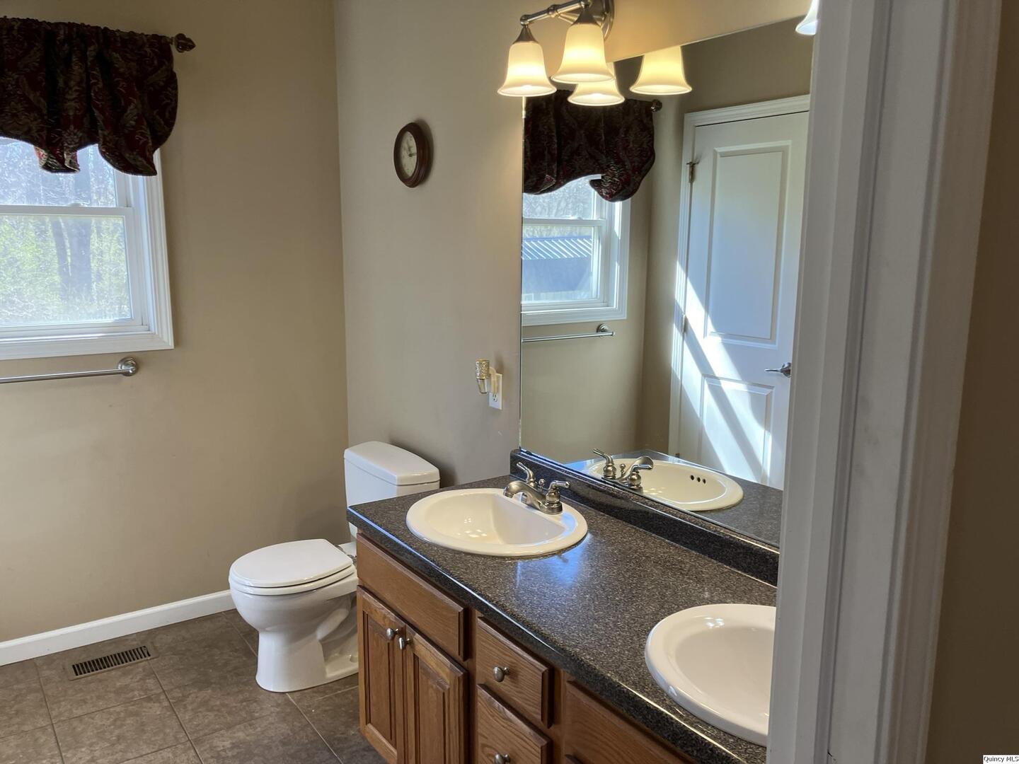 805 Brookfield Road Quincy, IL 62305 - Photo 11 of 27