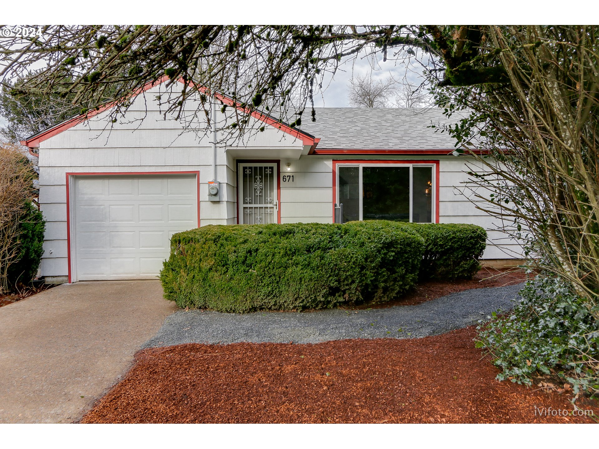 671 Irving Road Eugene, OR 97404 - Photo 2 of 21 Dining Area