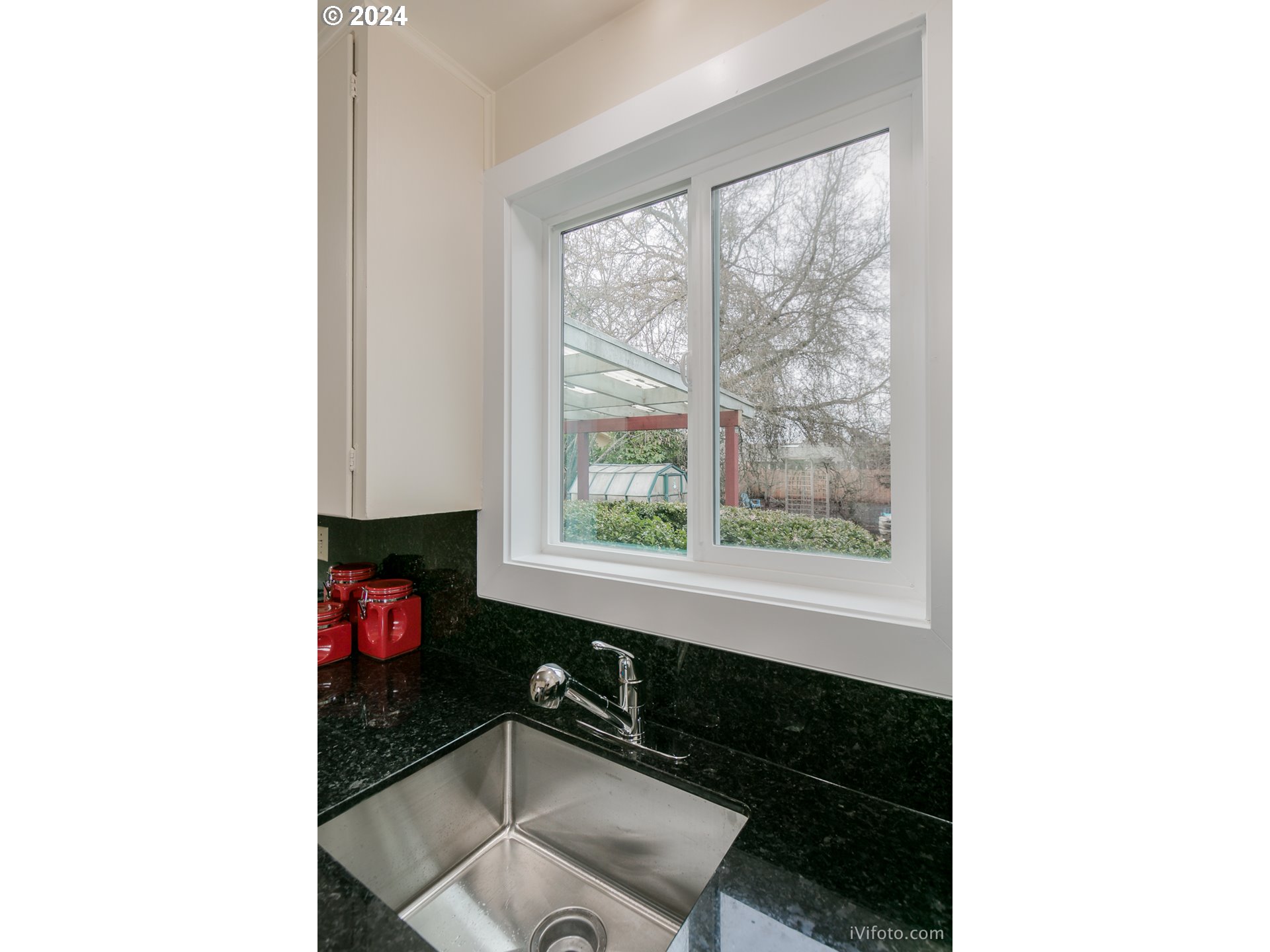 671 Irving Road Eugene, OR 97404 - Photo 8 of 21 Bathroom