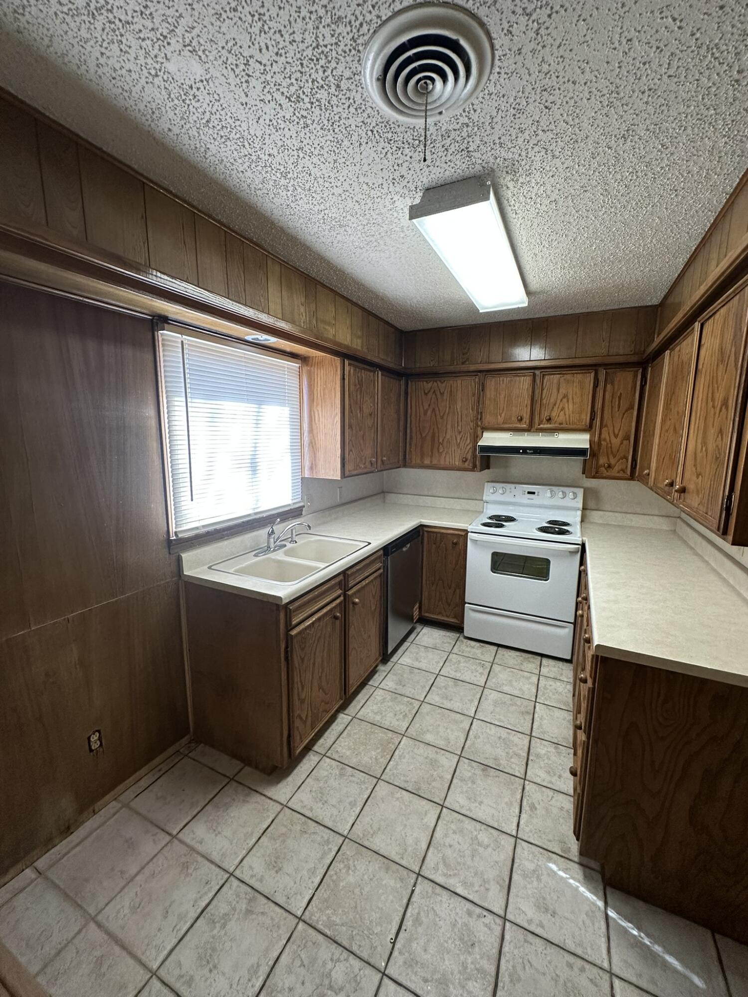 1333 62nd Street Lubbock, TX 79412 - Photo 3 of 9 3