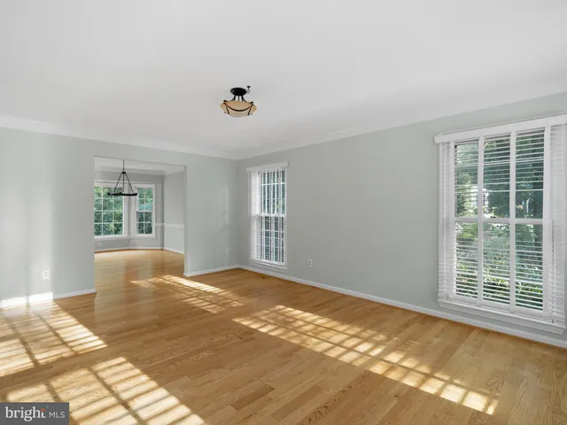 a view of an entryway with a livingroom