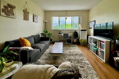 $3,200 | 256 Parker Hill Avenue, Unit 10, Boston, MA 02120