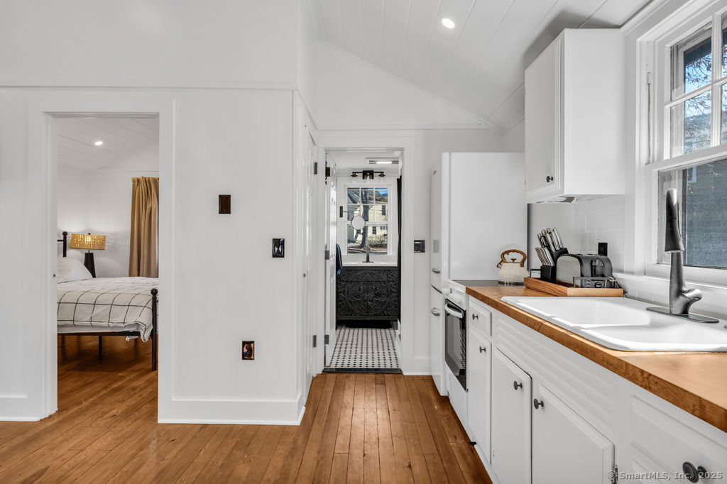 69 Waterside Lane, Unit 2 Clinton, CT 06413 - Photo 3 of 14 a spacious bathroom with a sink and a mirror