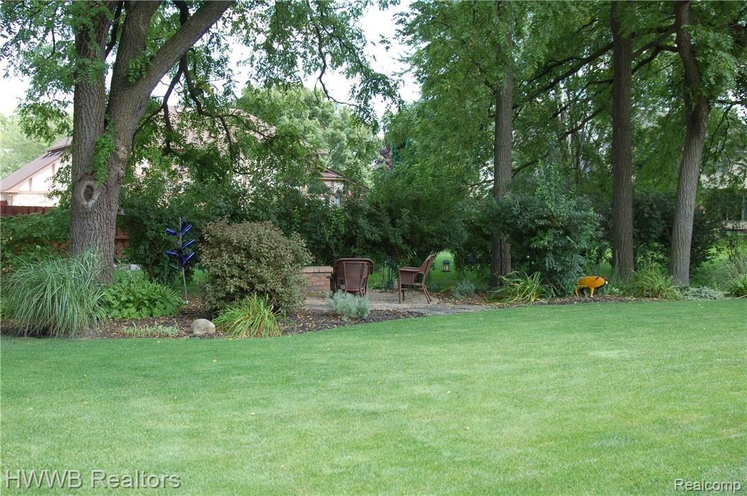 564 Sunlight Drive Rochester, MI 48309 - Photo 3 of 47 Large, Private Backyard ready for a new Family!