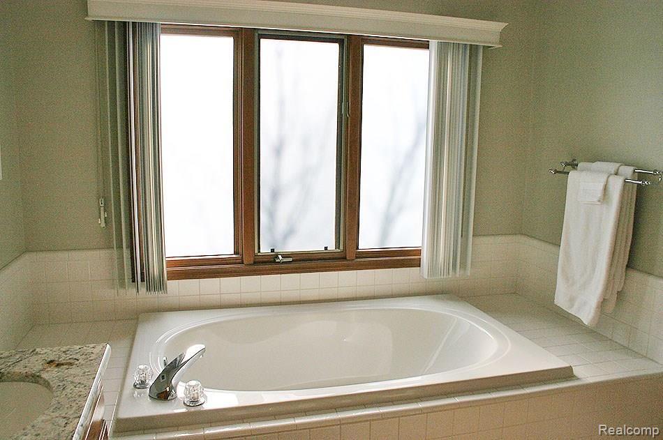 46561 West Ridge Drive Macomb, MI 48044 - Photo 15 of 34 MASTER TUB PRIVACY GLASS