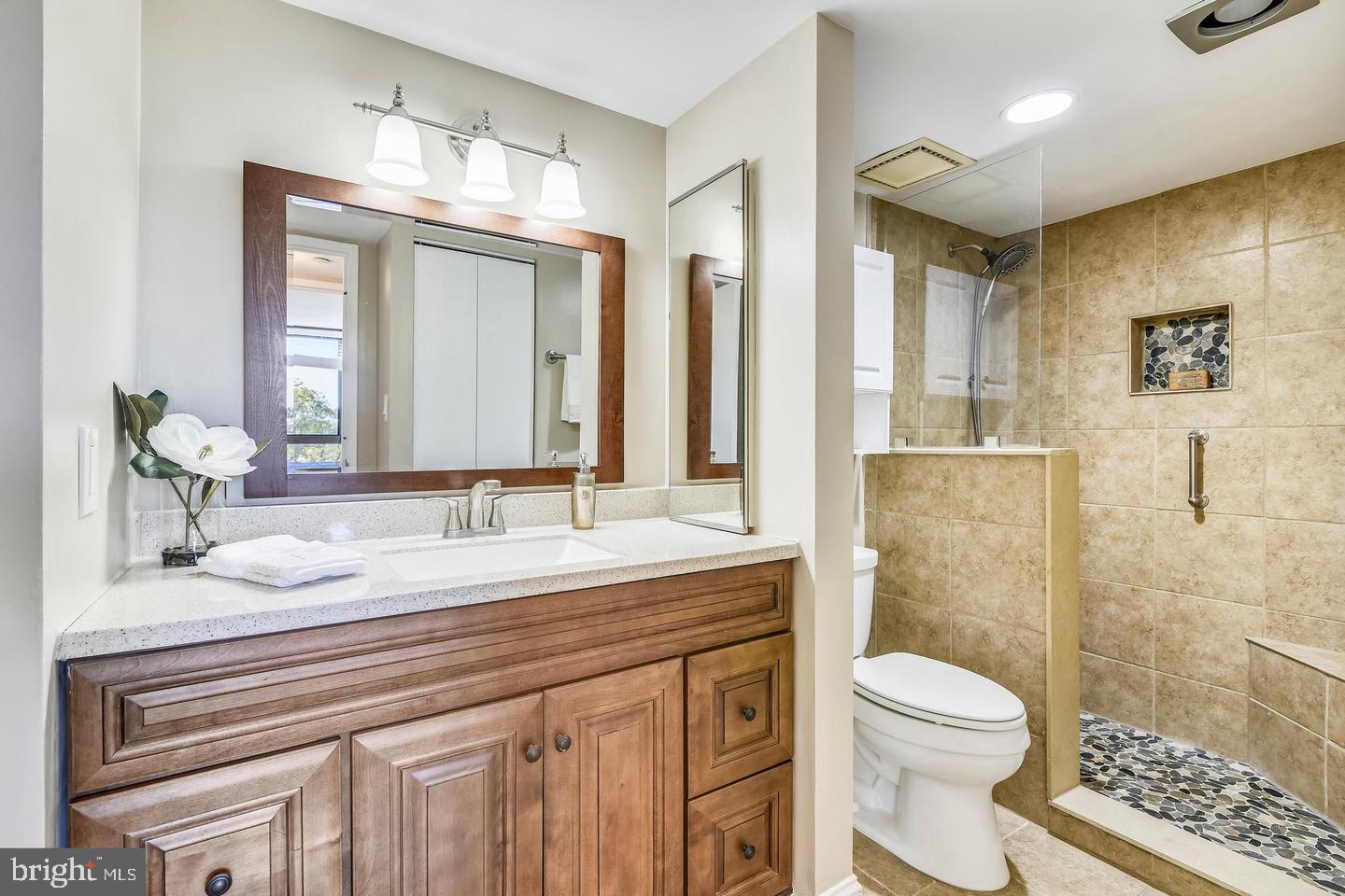 1808 Old Meadow Road, Unit 910 McLean, VA 22102 - Photo 12 of 28 Full bath.