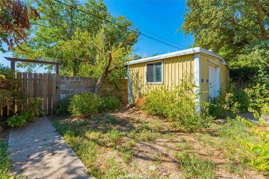 704 East Burnside Street Rotan, TX 79546 - Photo 29 of 31 a front view of a house with garden
