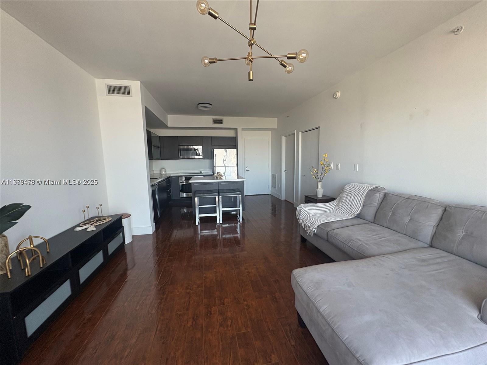 90 Southwest 3rd Street, Unit 2010 Miami, FL 33130 - Photo 3 of 22 Gallery Image 3