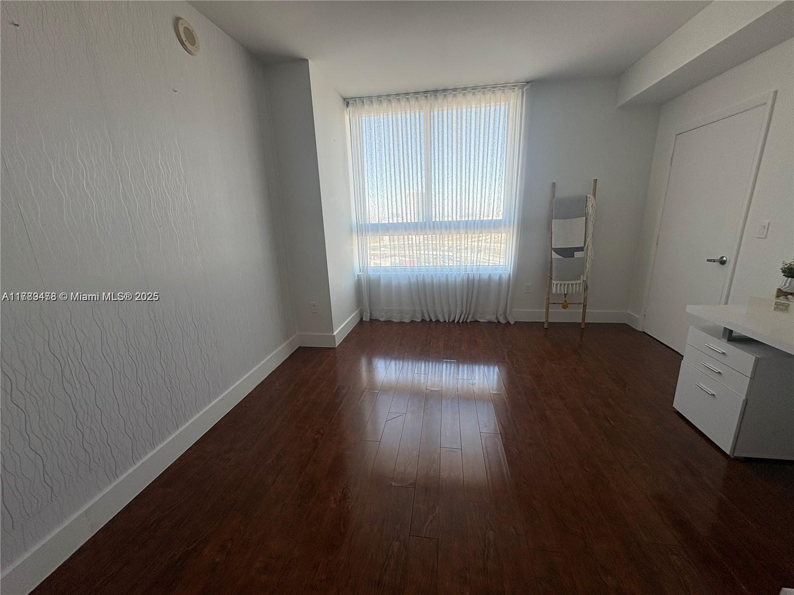 90 Southwest 3rd Street, Unit 2010 Miami, FL 33130 - Photo 4 of 22 Gallery Image 4