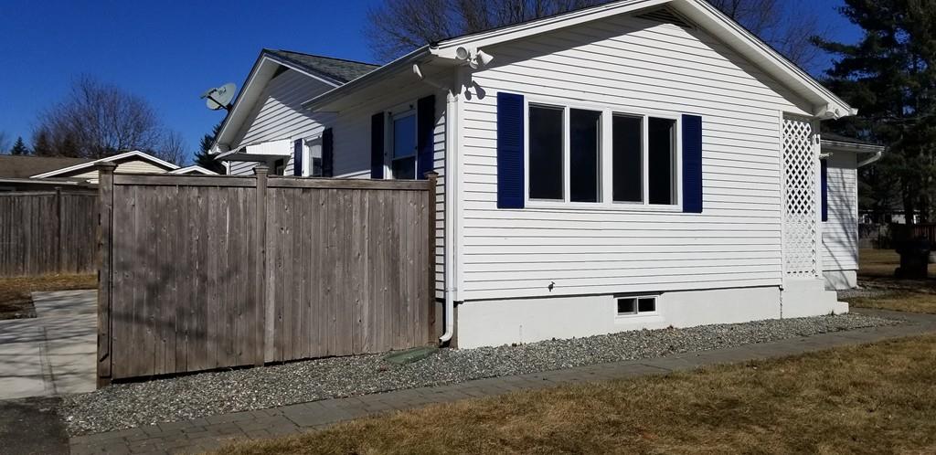 76 Penncastle Street Springfield, MA 01129 - Photo 3 of 26