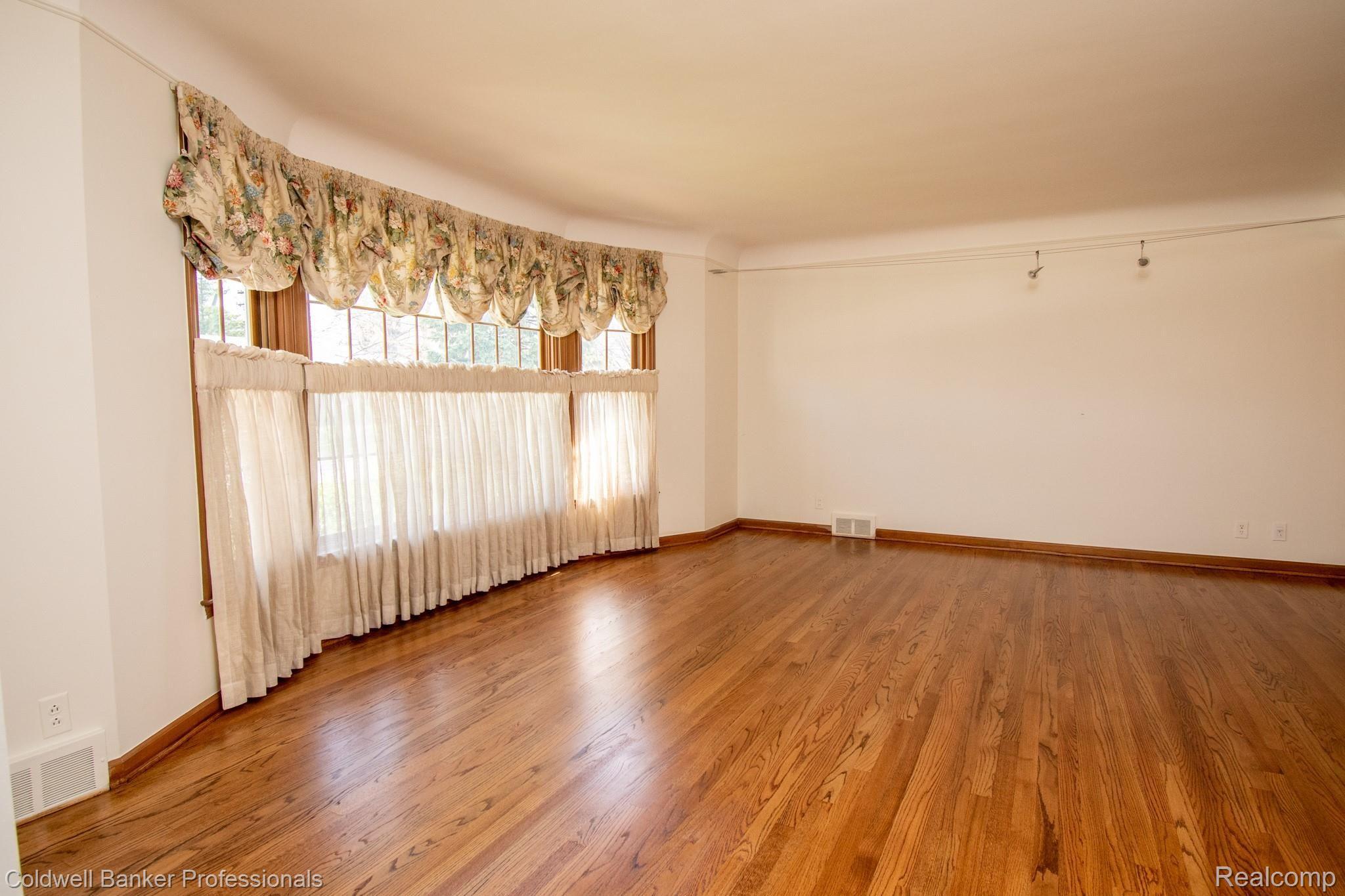 65 South Duval Road Grosse Pointe, MI 48236 - Photo 7 of 40 20200511-DSC_6099.jpg
