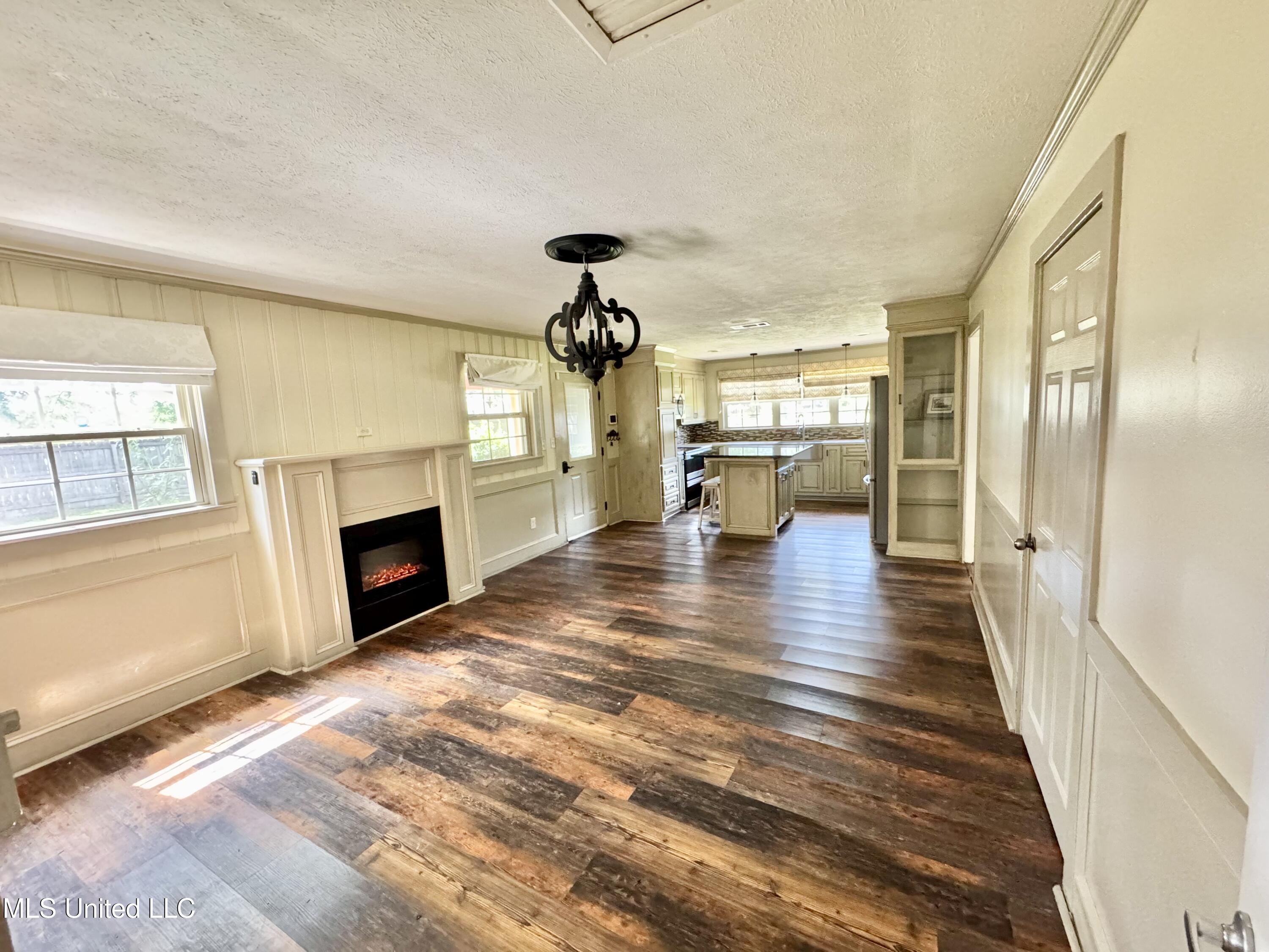 214 East Church Street Quitman, MS 39355 - Photo 15 of 22 Den / kitchen