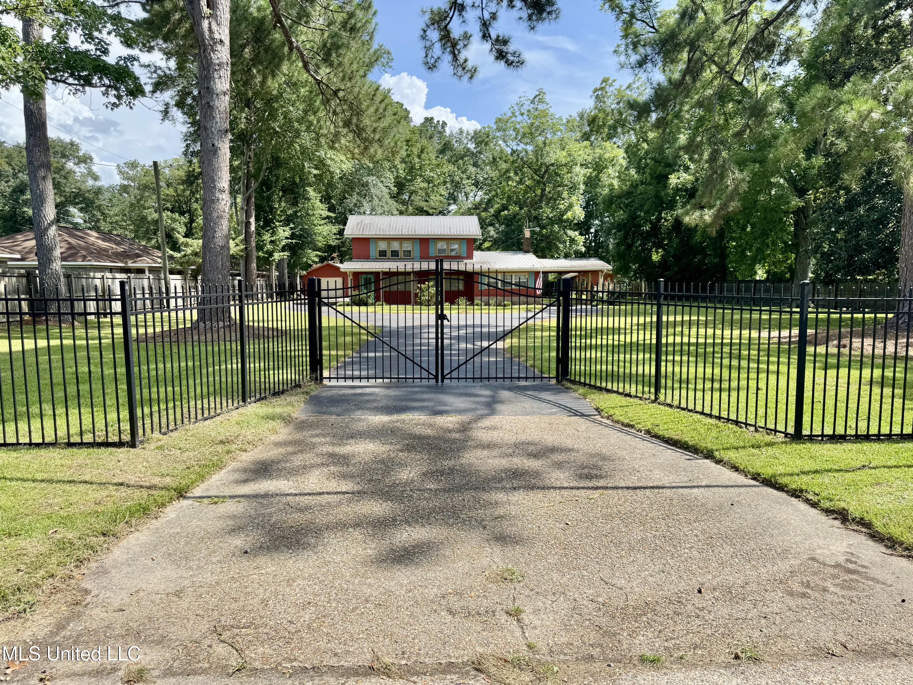 214 East Church Street Quitman, MS 39355 - Photo 2 of 22 Front with gate