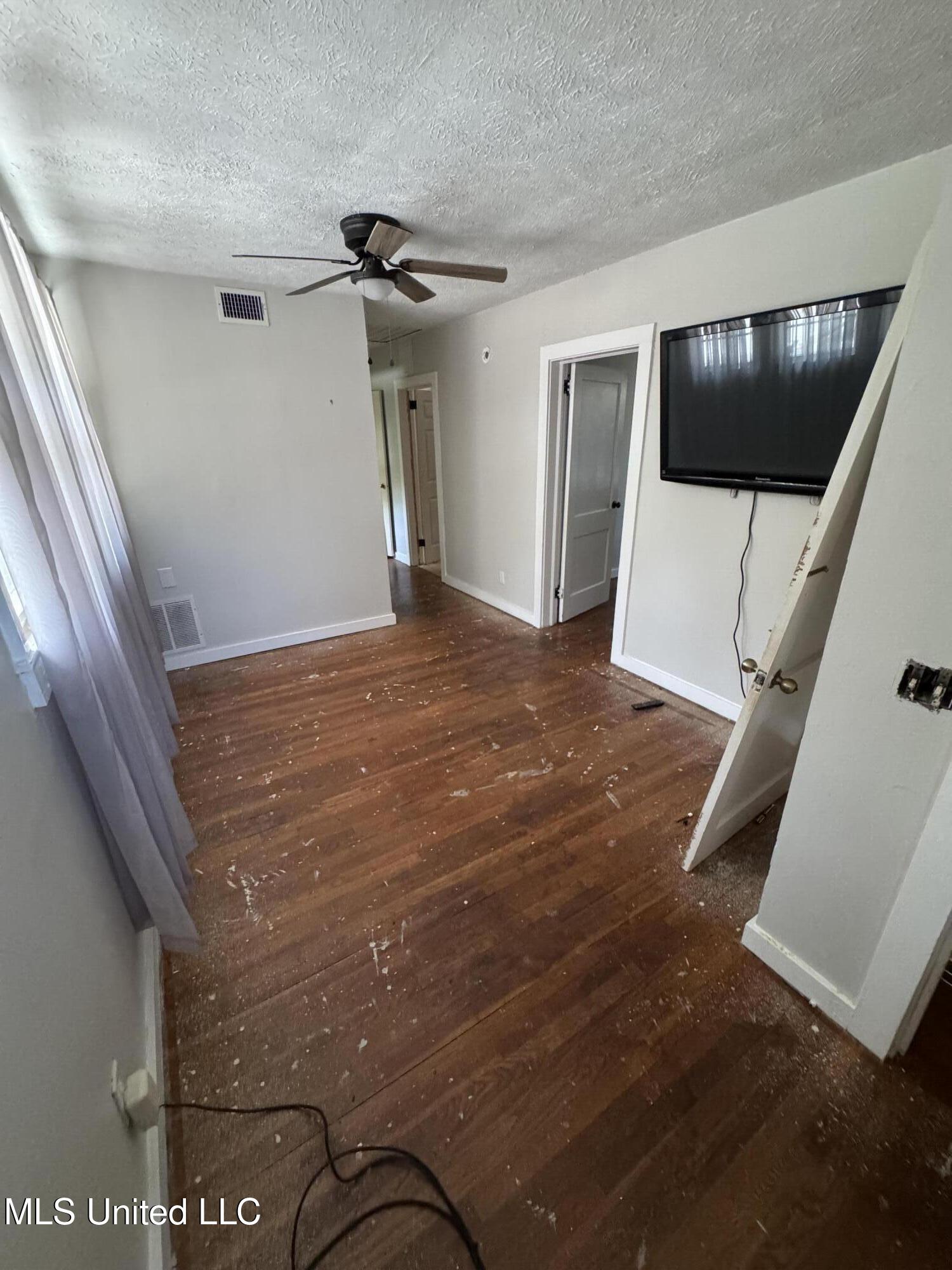 214 East Church Street Quitman, MS 39355 - Photo 6 of 22 Upstairs common area