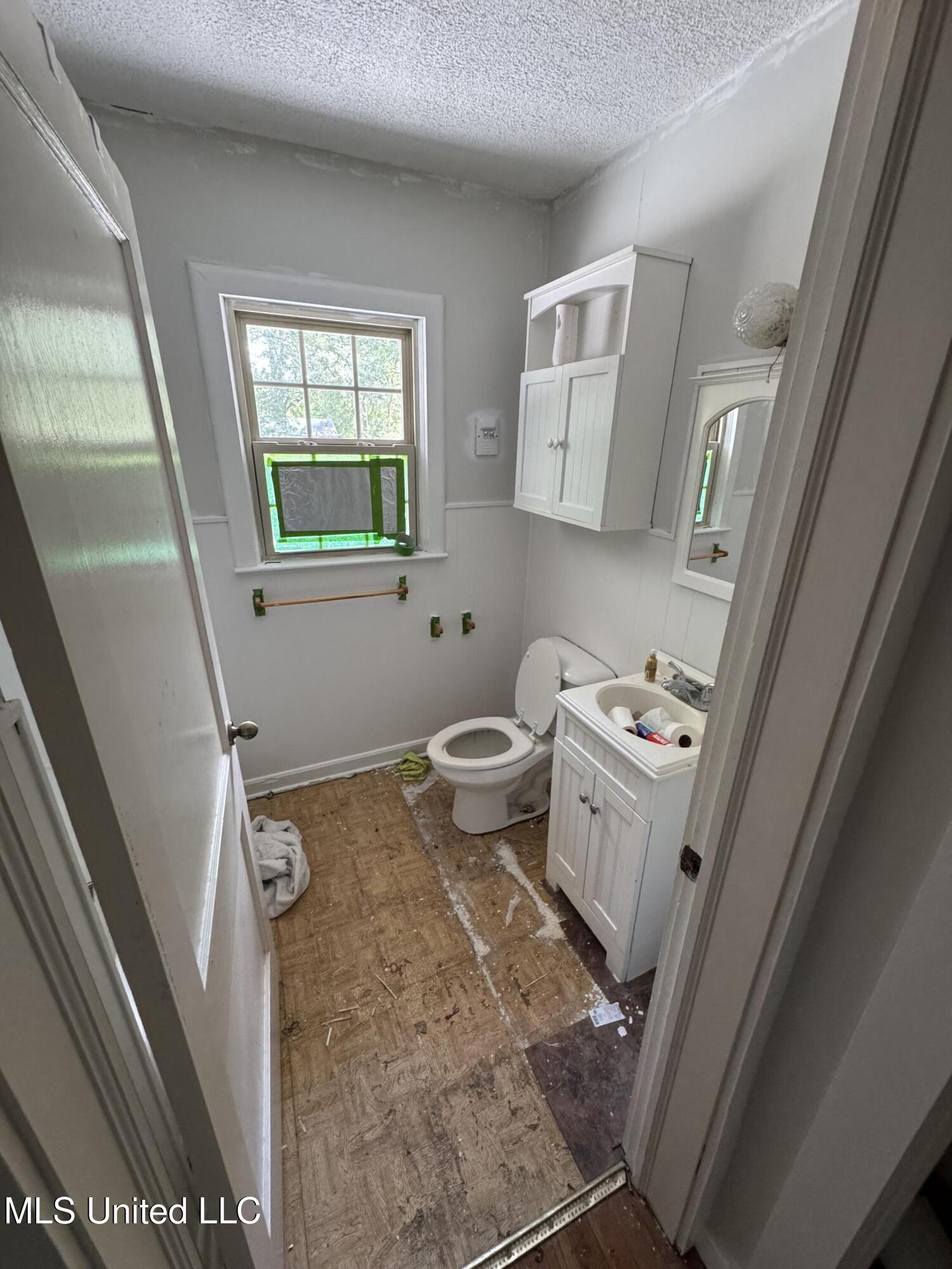 214 East Church Street Quitman, MS 39355 - Photo 8 of 22 Upstairs bathroom