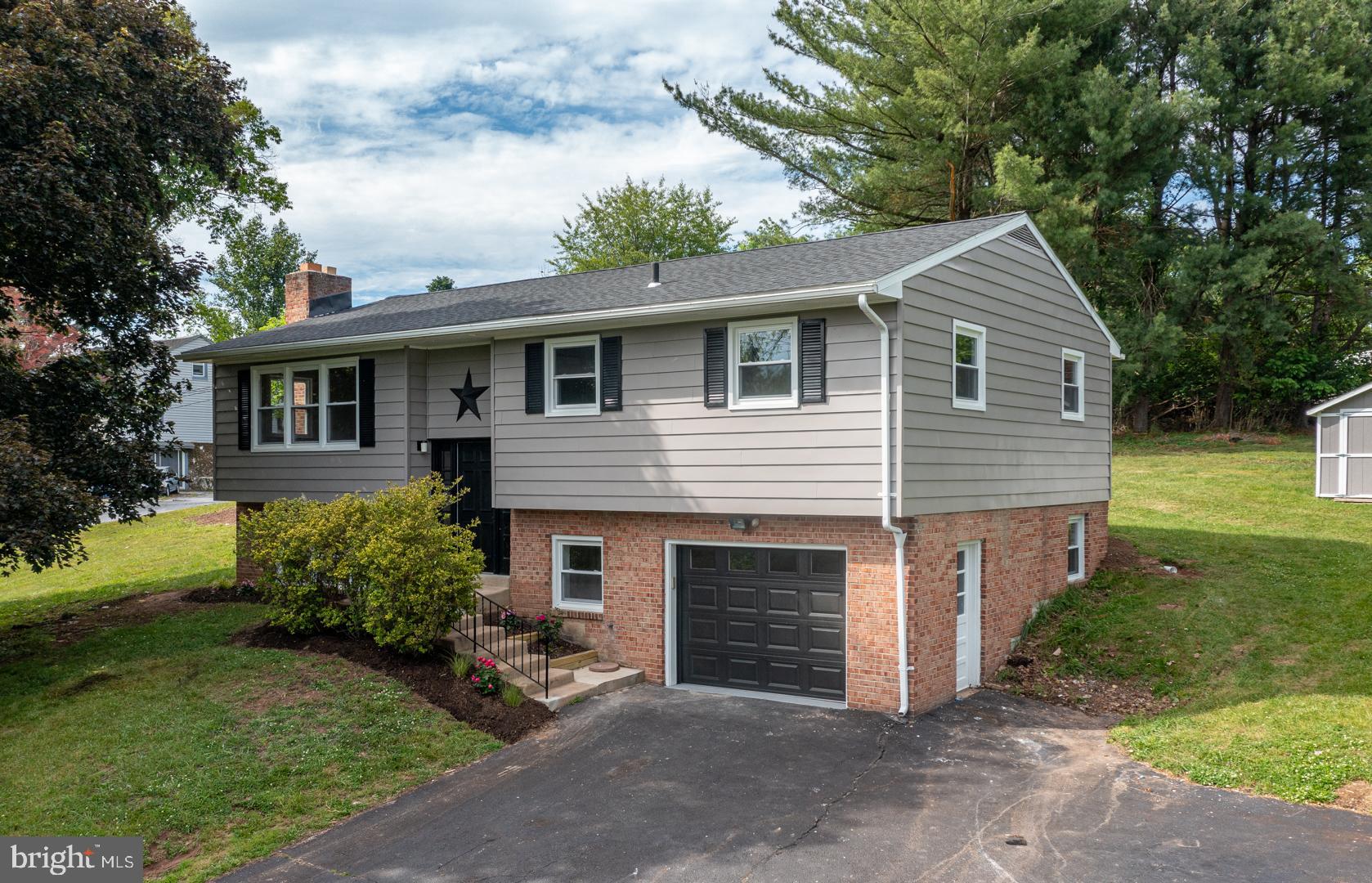 921 Shelbourne Road Reading, PA 19606 - Photo 2 of 34