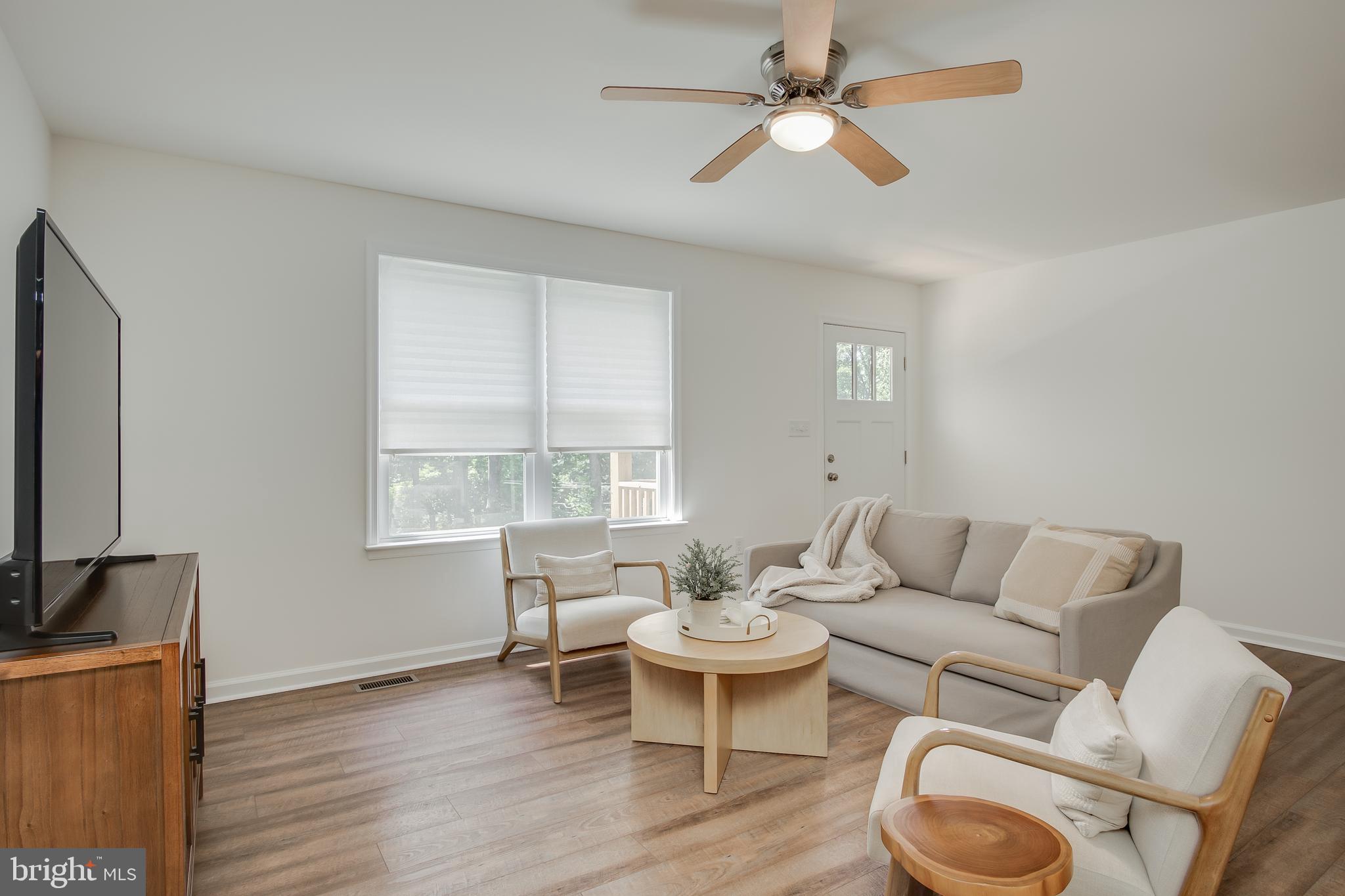 42 Stone Ridge Road Harpers Ferry, WV 25425 - Photo 6 of 28 Living room Pic 1