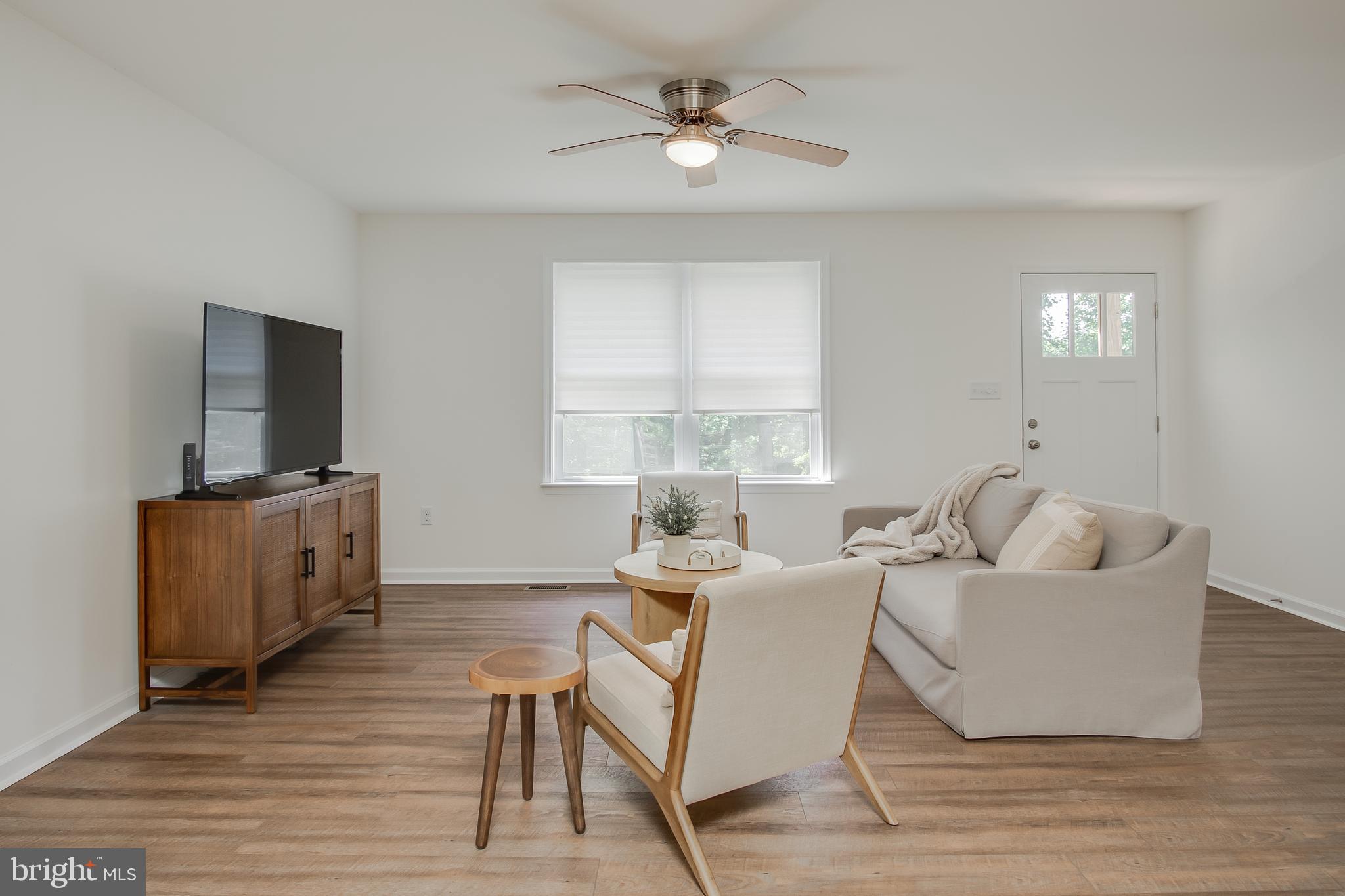 42 Stone Ridge Road Harpers Ferry, WV 25425 - Photo 8 of 28 Living room Pic 3