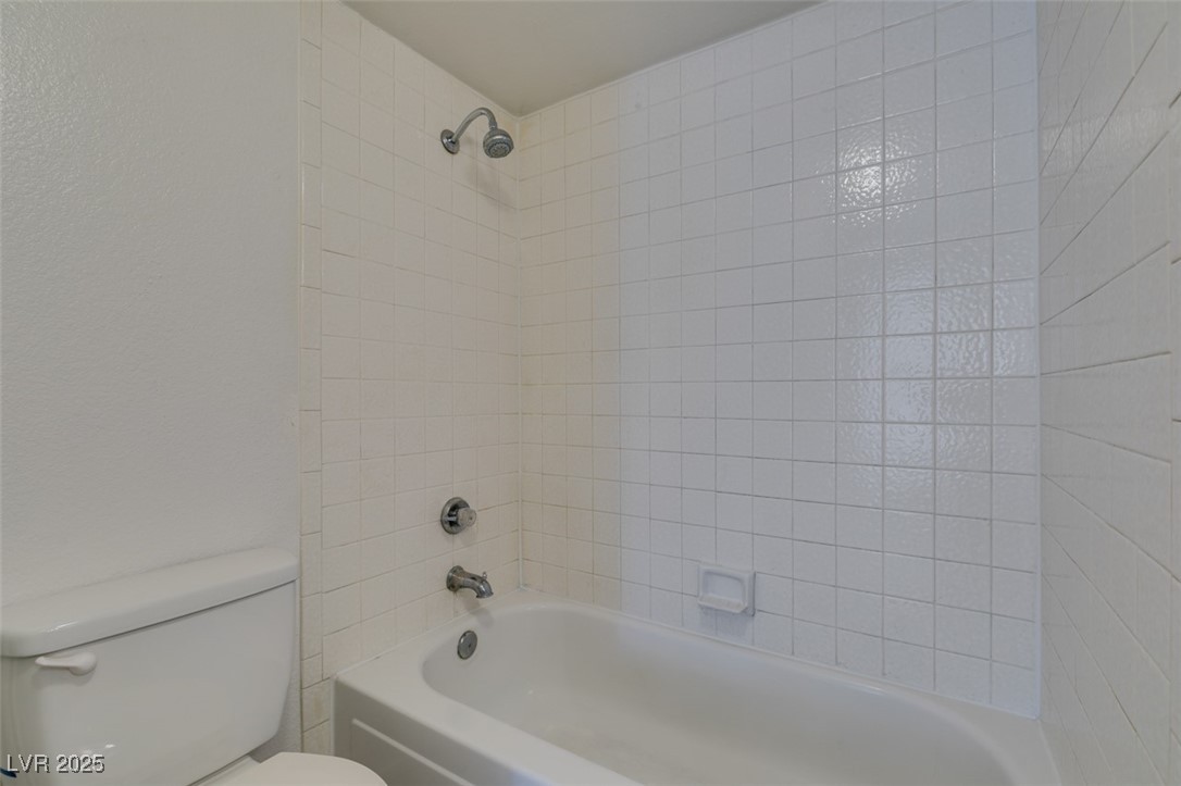 2681 Ruthe Duarte Avenue Las Vegas, NV 89121 - Photo 38 of 43 Full bath with toilet and bathtub / shower combination