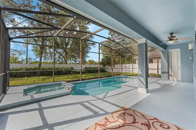 a view of a backyard