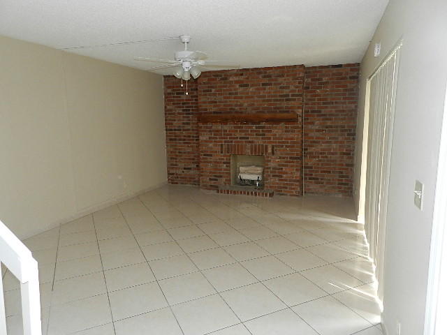 404 Arabian Road Palm Springs, FL 33461 - Photo 2 of 10 Living room