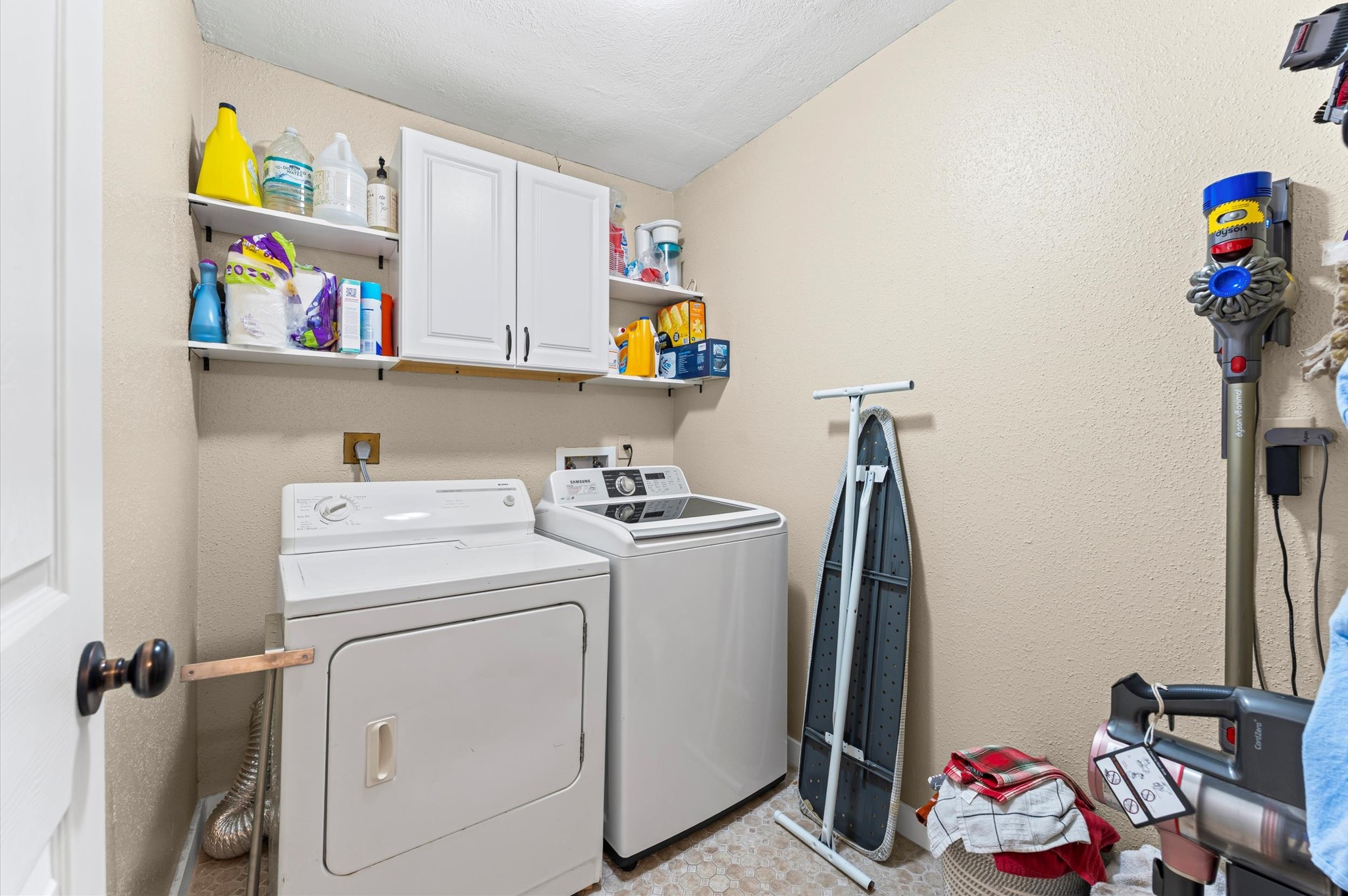 1504 Early Lane Houston, TX 77055 - Photo 9 of 23 a utility room with dryer and washer
