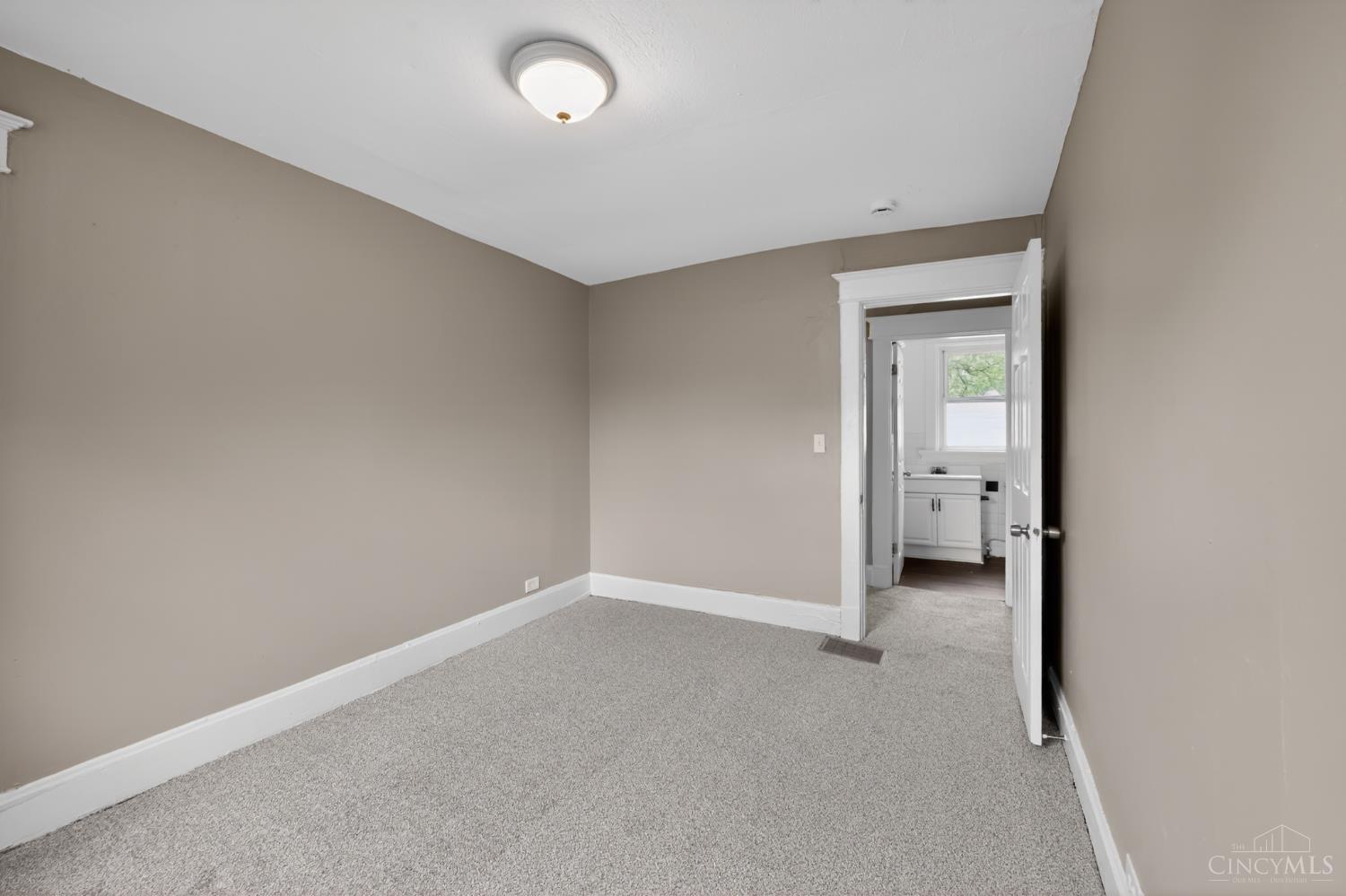 4938 Plainville Road Cincinnati, OH 45227 - Photo 14 of 34