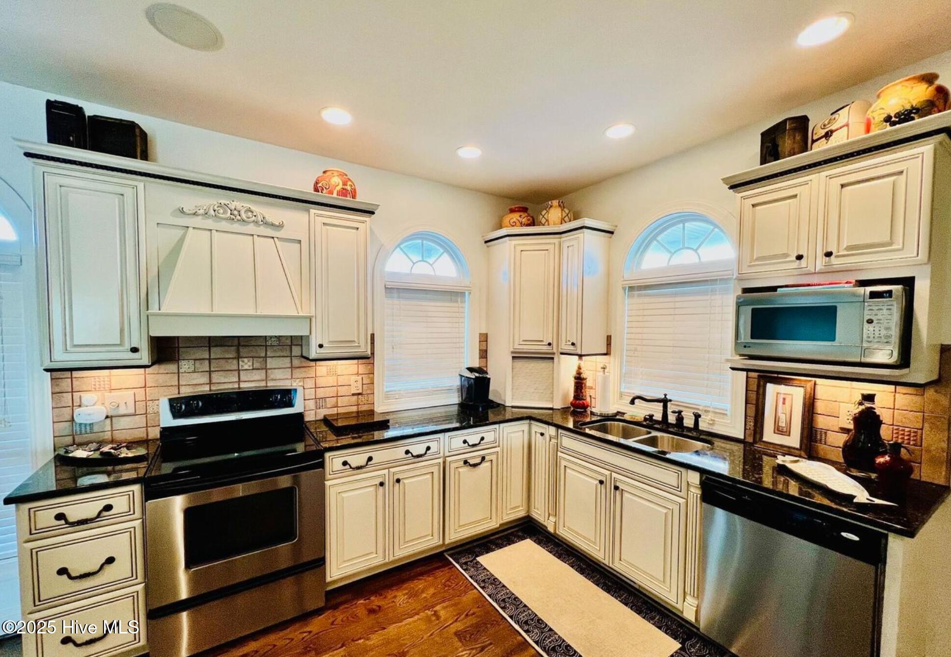 108 Kiawa Way Indian Beach, NC 28512 - Photo 7 of 54 Screenshot 2025-05-28 at 9.04.20 AM