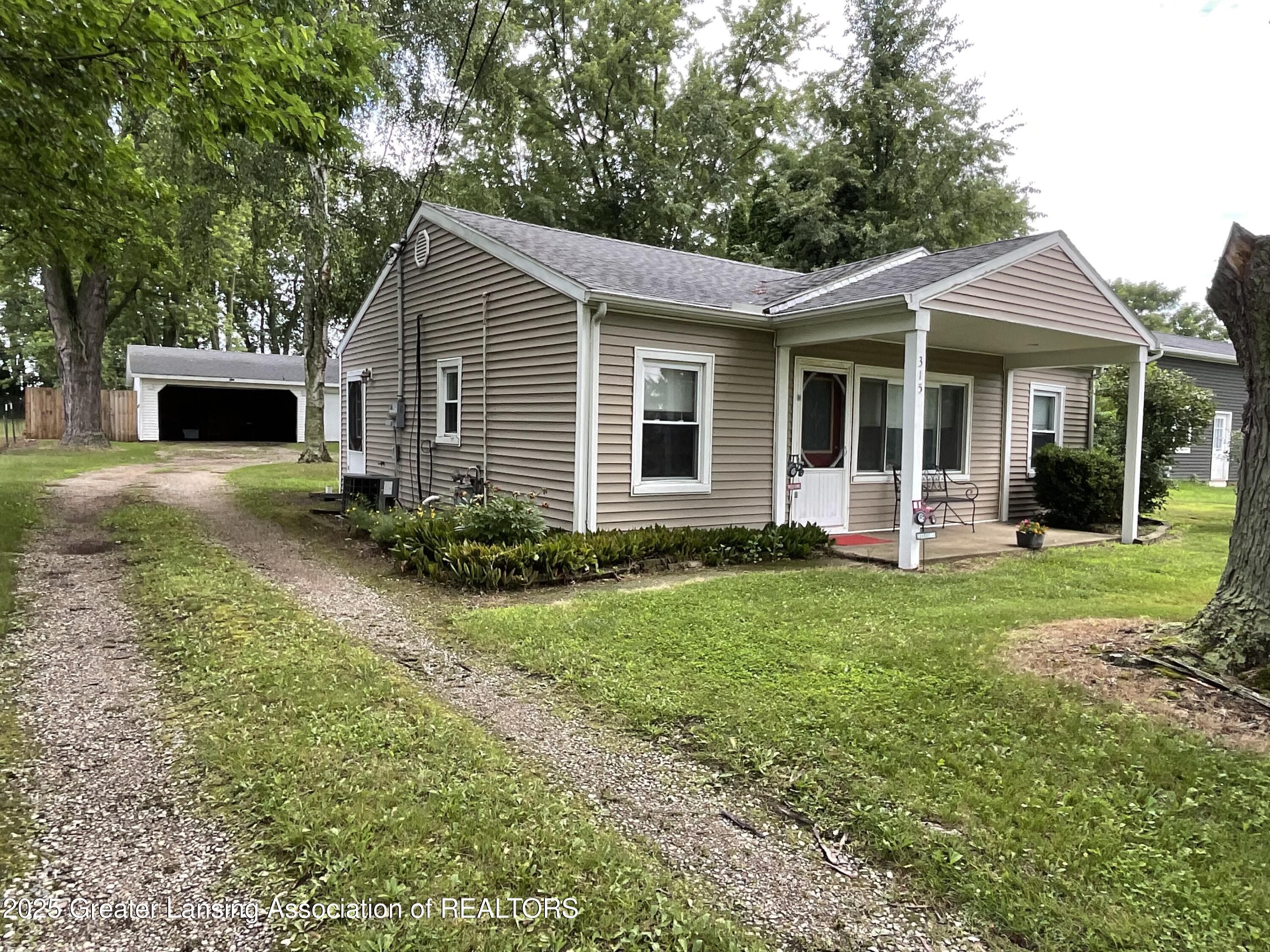 315 Oyer Street Springport, MI 49284 - Photo 2 of 27 IMG_4299