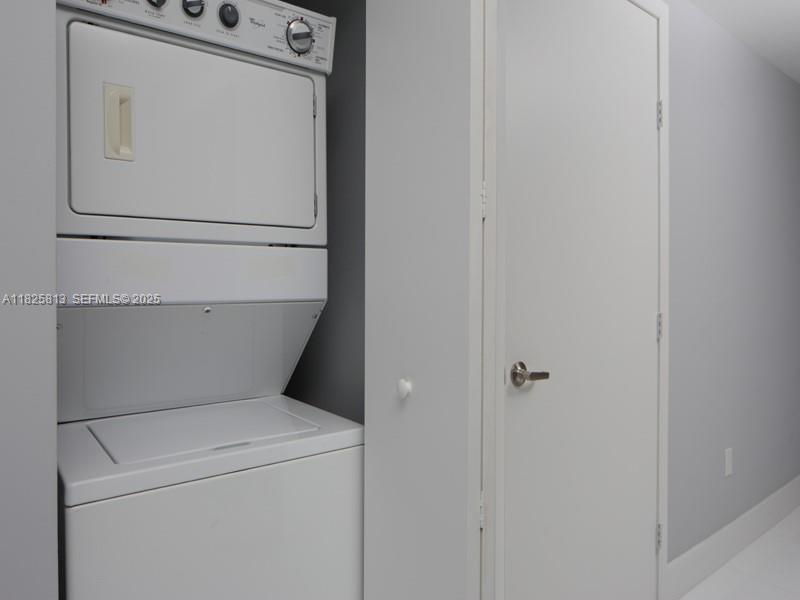 495 Brickell Avenue, Unit 4205 Miami, FL 33131 - Photo 21 of 21 a utility room with dryer and washer