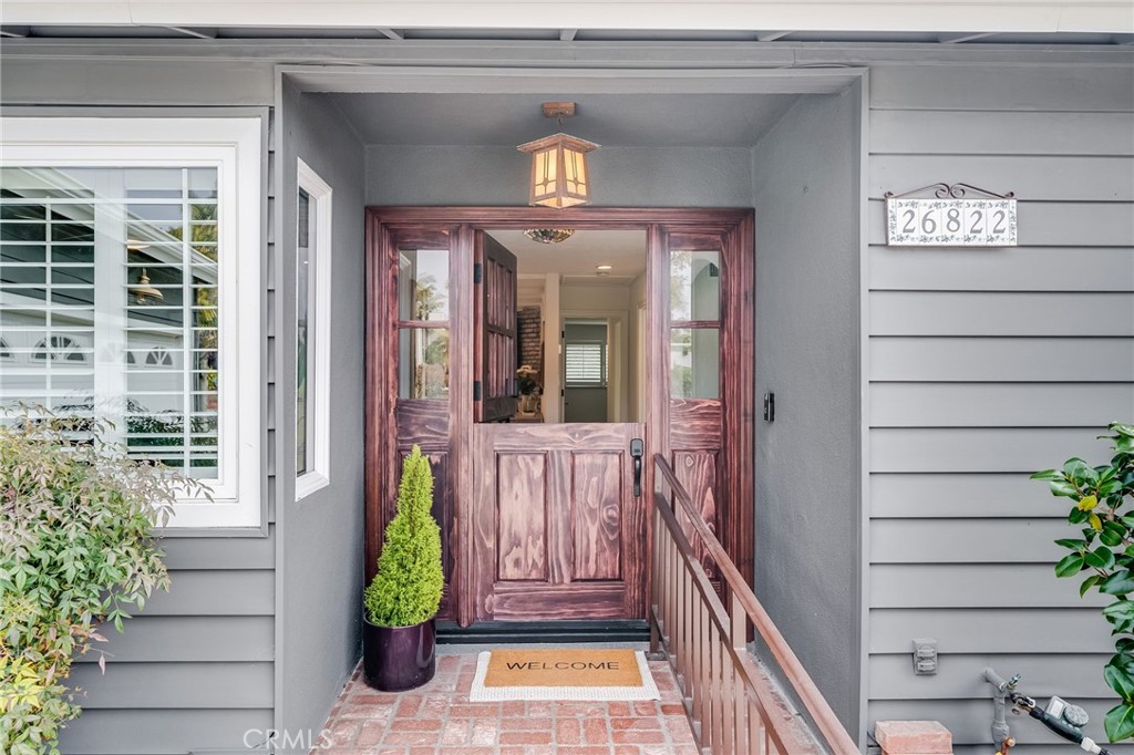 a view of an entryway of the house